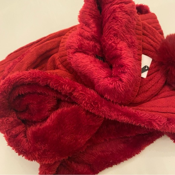 UGG Red Hat & Infinity Scarf Set - Picture 2 of 3